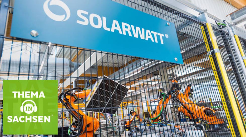 Man sieht die Firma Solarwatt von Innen mit Industrierobotern