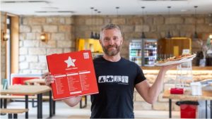 Man sieht Thomas Welde im Freddy Fresh Pizza-Laden