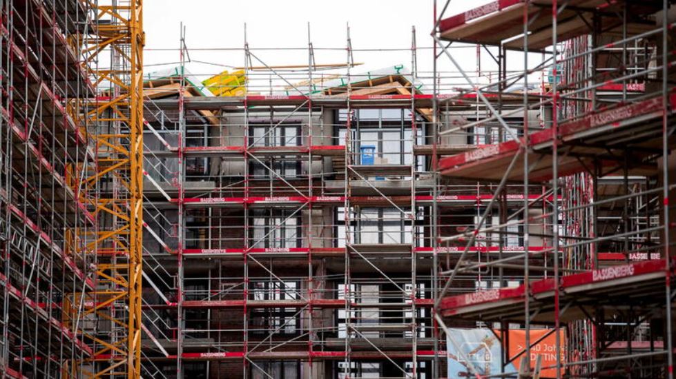 Man sieht Gerüste an der Baustelle eines Hauses