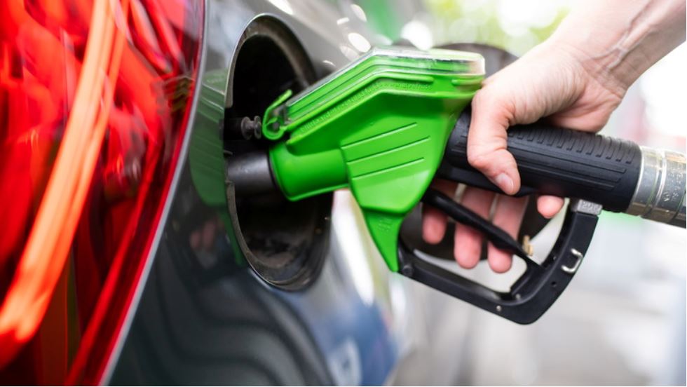 Man sieht jemanden beim Auto tanken