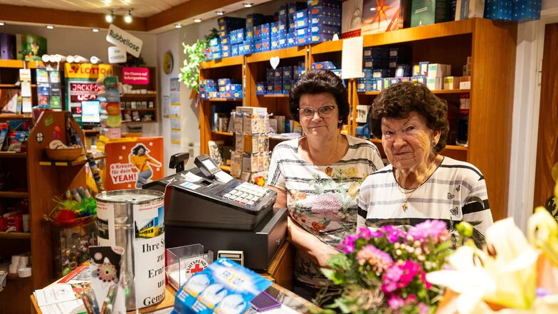 Man sieht zwei ältere Frauen in einem Geschäft.