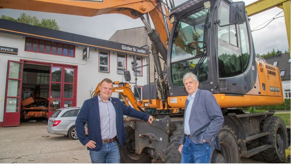 Man sieht Leo Borch und Günter Schuster von der Firma Instandhaltung Günter Schuster