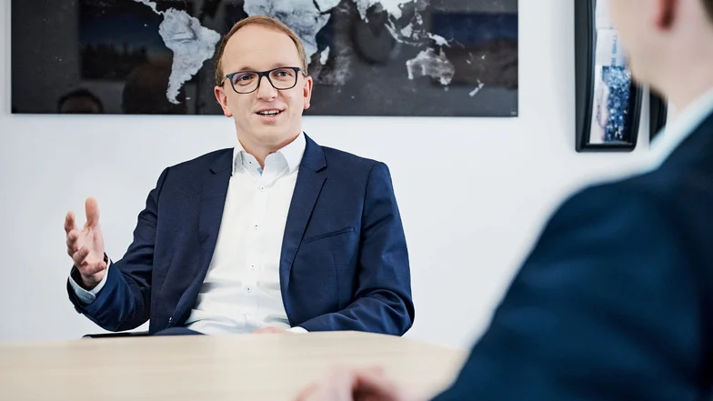 Man sieht Alexander Jakschik.