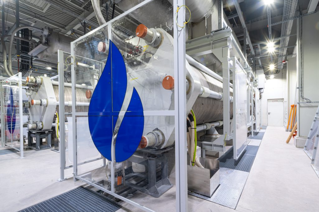 Blick auf eine Elektrolyseanlage.