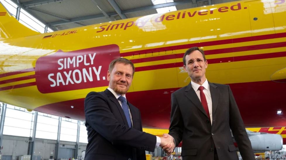 Man sieht DHL-Vorstandsvorsitzende Tobias Meyer und Sachsens Ministerpräsident Michael Kretschmer