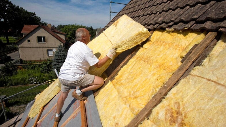 Man sieht einen Dachdecker.