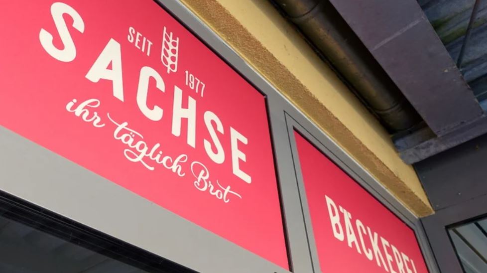 Man sieht den Schild der Bäckerei Sachse: "Seit 1977 Sachse - ihr täglich Brot"