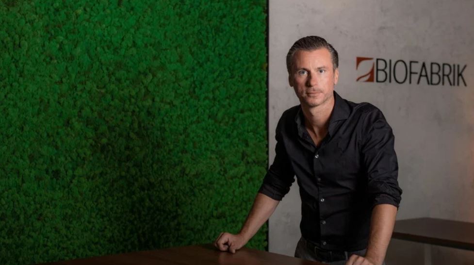 Man sieht Oliver Riedel, Chef der Biofabrik