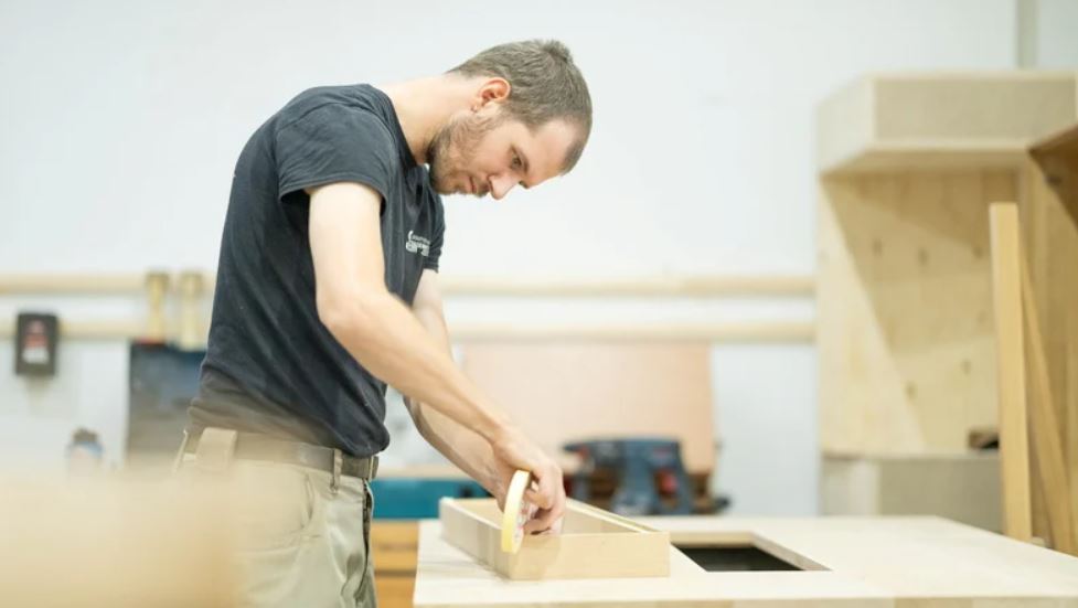 Man sieht einen Handwerker