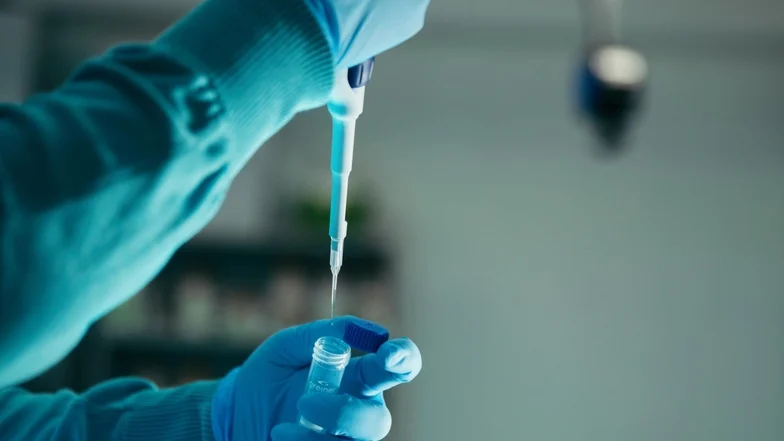 Man sieht eine Pipette.