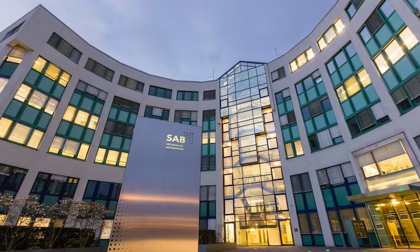 Man sieht das Gebäude der Sächsischen Aufbaubank in Dresden.