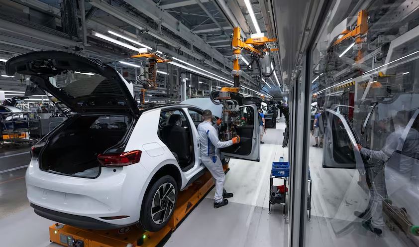 Man sieht im Volkswagen Werk im Zwickau das E-Modell des ID.3