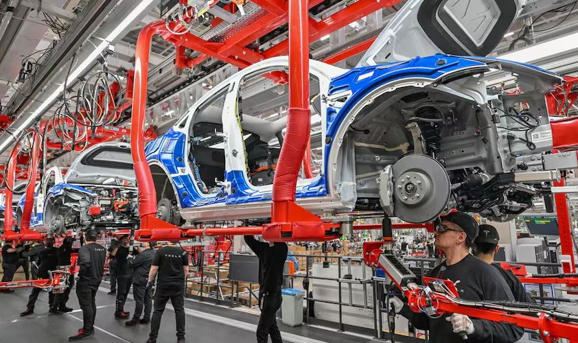 Man sieht die Mitarbeiter der Tesla Gigafactory