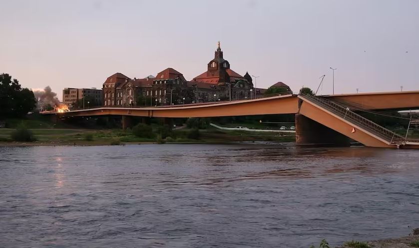 Man sieht die Carolabrücke in Dresden nach dem Einsturz.