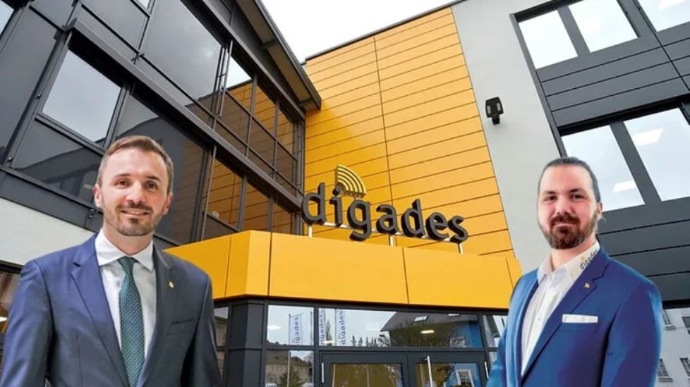Man sieht Sascha und Tim Berger vor dem Digades Gebäude