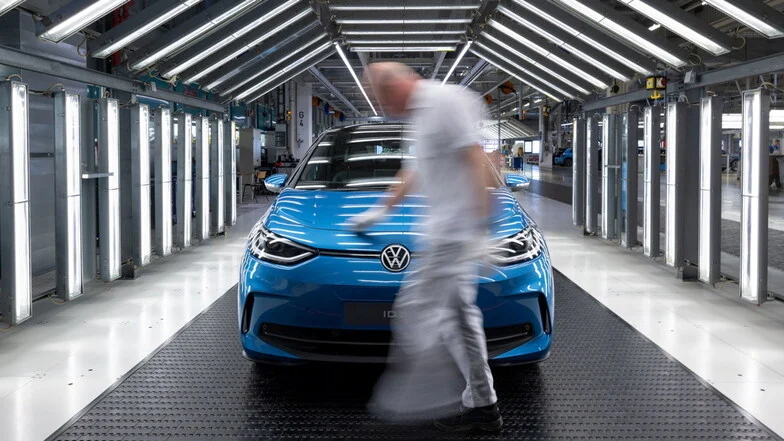Man sieht einen VW in der Herstellung.
