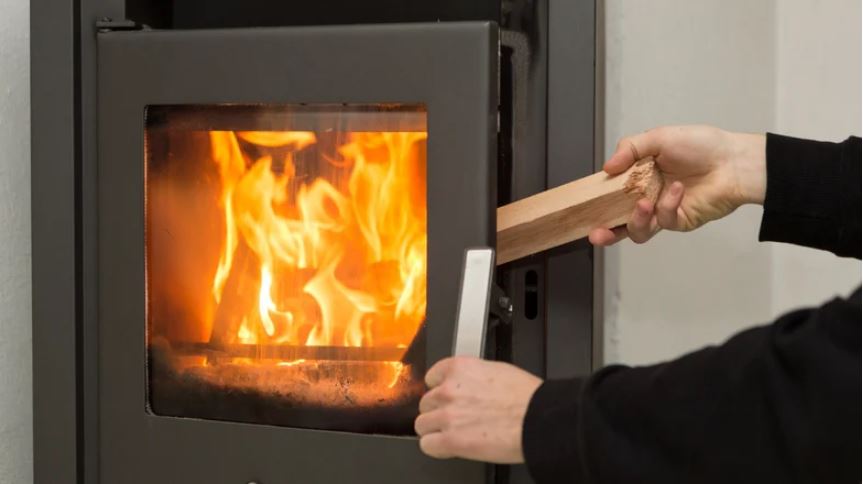Man sieht einen Kamin.
