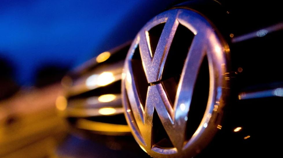 Man sieht ein Volkswagen Auto.