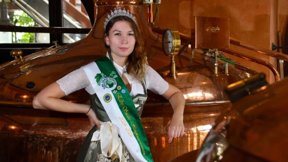 Man sieht Elsa Raukas, die erste Brauerin im Dresdner Watzke.