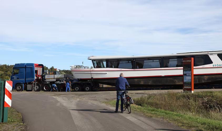Man sieht das Fahrgastschiff MS Störmthal