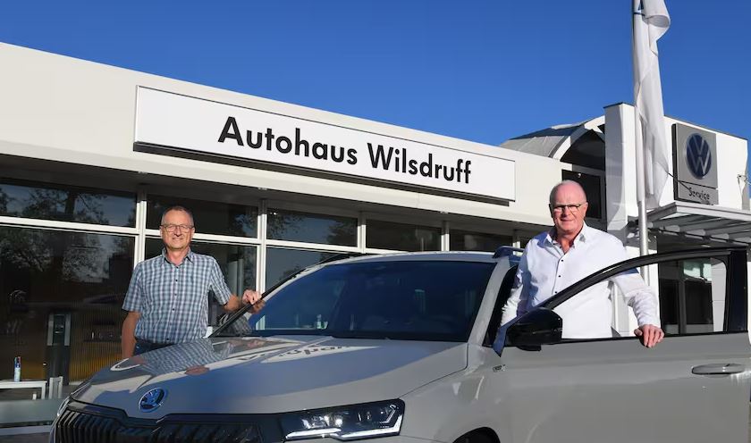 Man sieht Michael Creutz und den neuen Besitzer vom Autoshaus Wilsdruff, Mario Rost