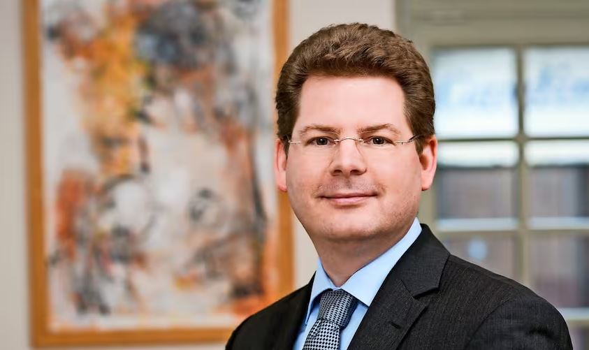 Man sieht Professor Oliver Holtemöller