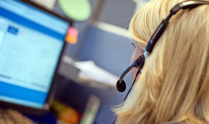 Man sieht eine Mitarbeiterin beim Call-Centre