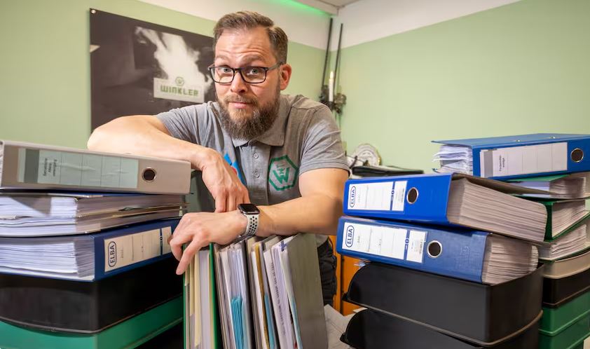 Man sieht Metallbaumeister Markus Winkler