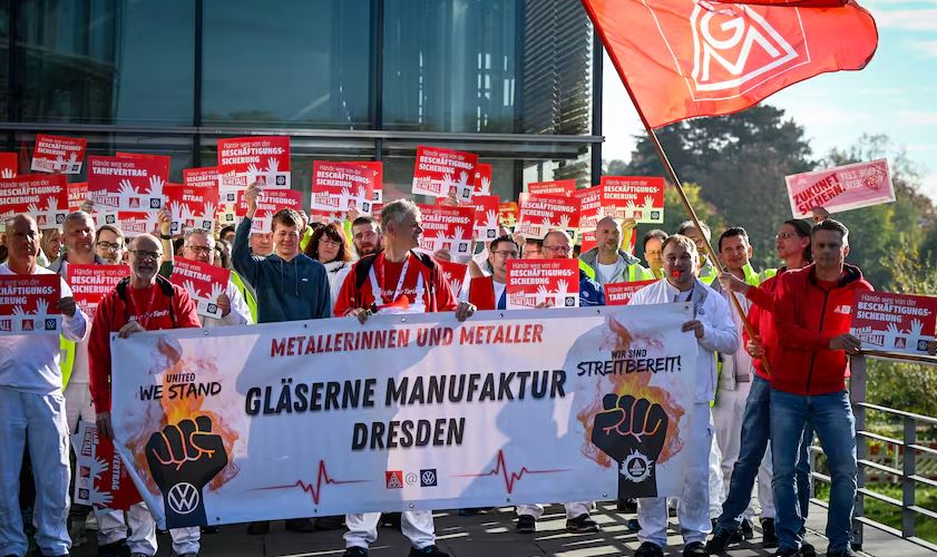 Man sieht einen Protest von Mitarbeitern der VW-Manufaktur