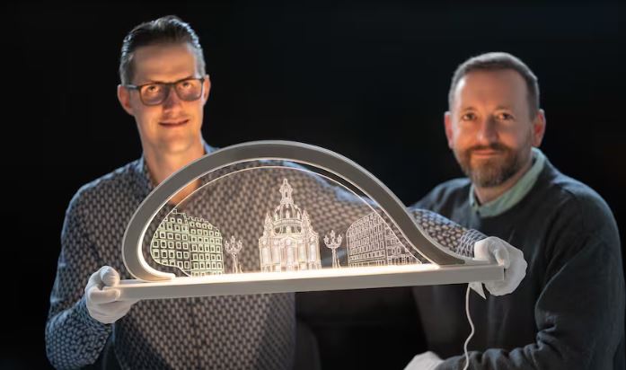 René Roch und Georg Sauer stellen die Erfindung in ihrem Unternehmen VGS Leuchttechnik vor.