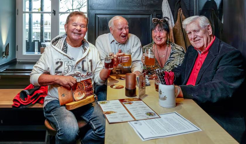 Man sieht Frank Kretschmer, Konrad Hendel, Angie Dietze und Manfred Milde im Brauhaus am Waldschlösschen