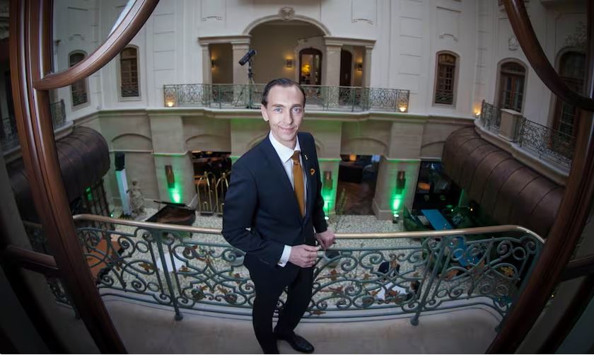 Man sieht Hoteldirektor Florian Leisentritt vom Gewandhaus Dresden