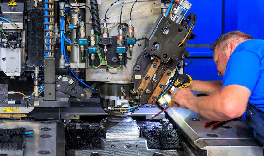 Man sieht einen Instandhaltungsmechaniker bei der Arbeit.