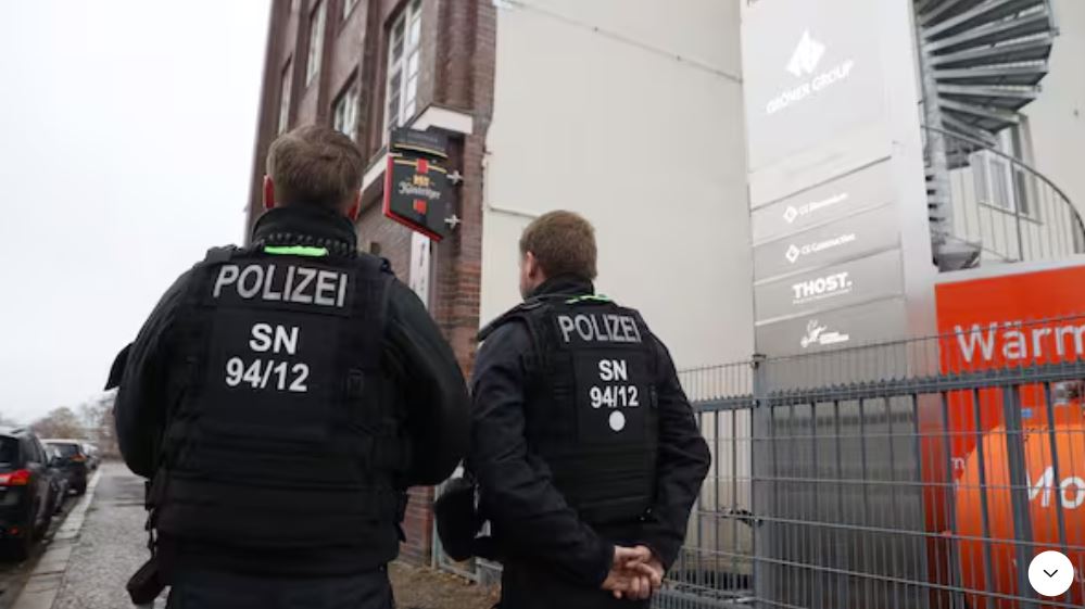 Man sieht zwei Polizeibeamte auf der Straße.