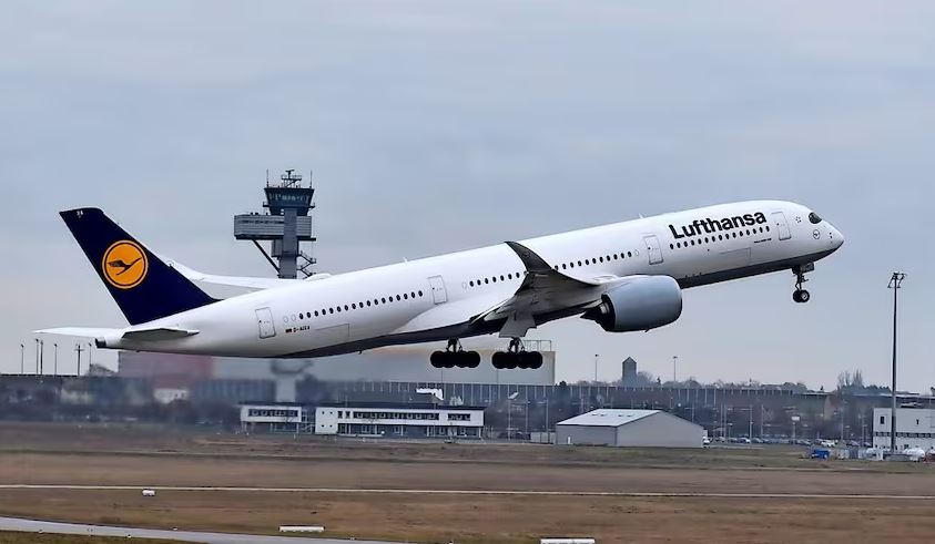 Man sieht ein Flugzeug