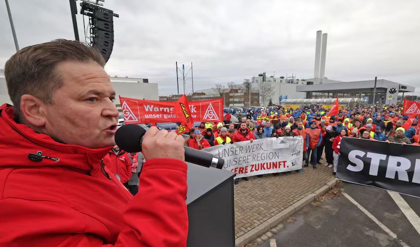 Uwe Kunstmann, Betriebsratschef von Volkswagen Sachsen, spricht bei einem Warnstreik am VW-Werk in Zwickau.