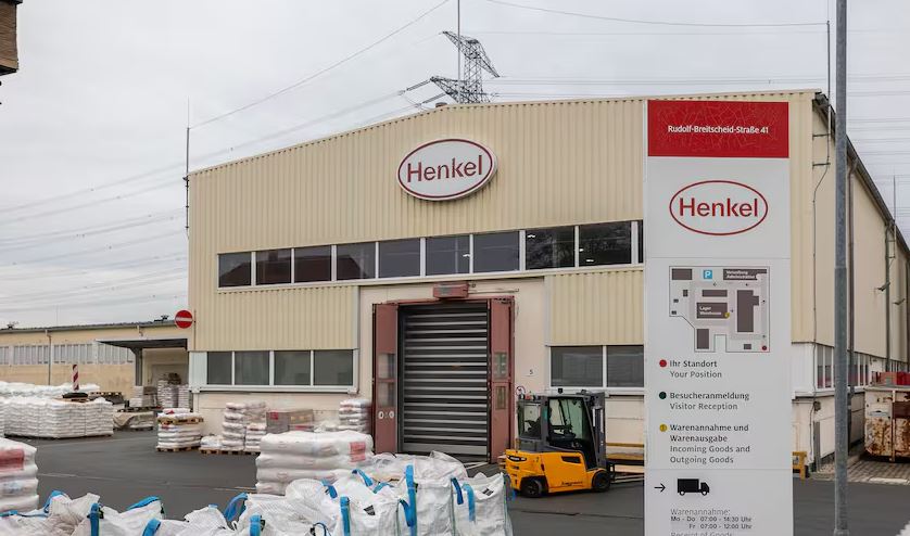 Man sieht das Gebäude der Firma Henkel