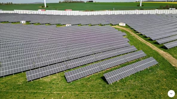 Man sieht Solarzellen.