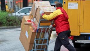 Man sieht einen Paketboten.