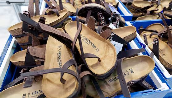 Man sieht Birkenstock-Sandalen.
