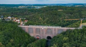Man sieht eine Brücke.