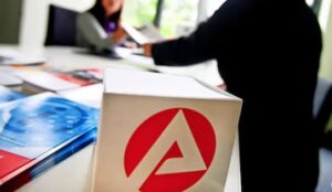 Man sieht ein Logo vom Arbeitsamt.