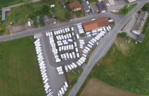 Blick von oben auf eine große Stellfläche mit Caravans.