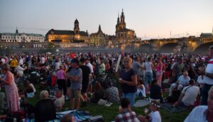 Menschen drängen sich am Elbufer in Dresden