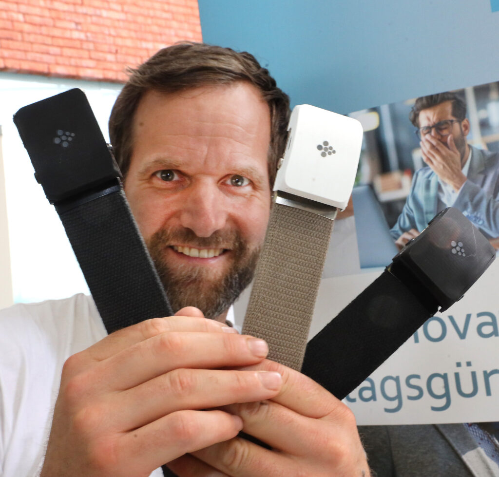 Ein Mann zeigt sein entwickeltes Produkt.