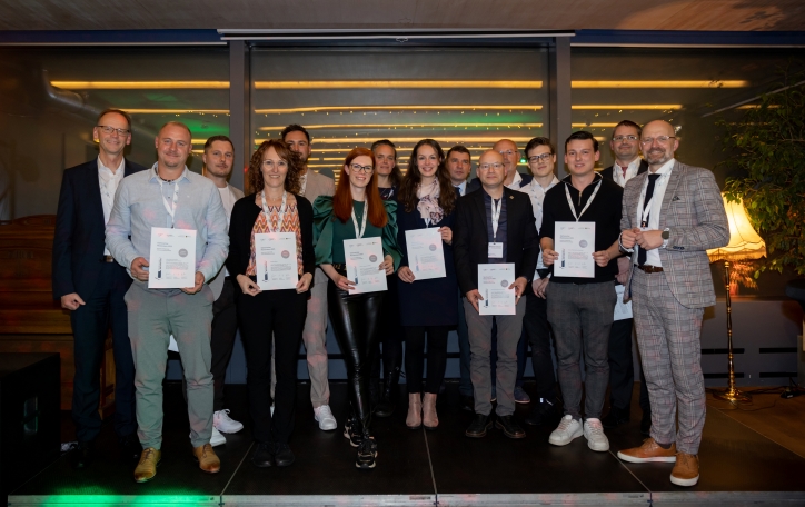 Eine Gruppe von Menschen posiert für ein Foto.