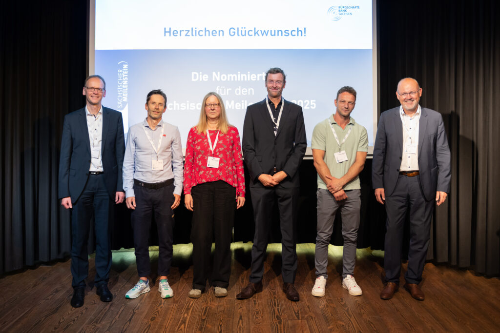 Mehrere Menschen schauen freundlich in die Kamera.