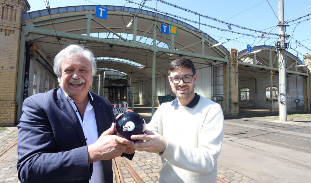 Zwei Männer stehen vor einem ehemaligen Verkehrsdepot.
