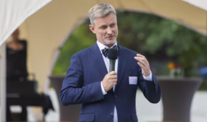 Das Bild zeigt Andreas Handschuh