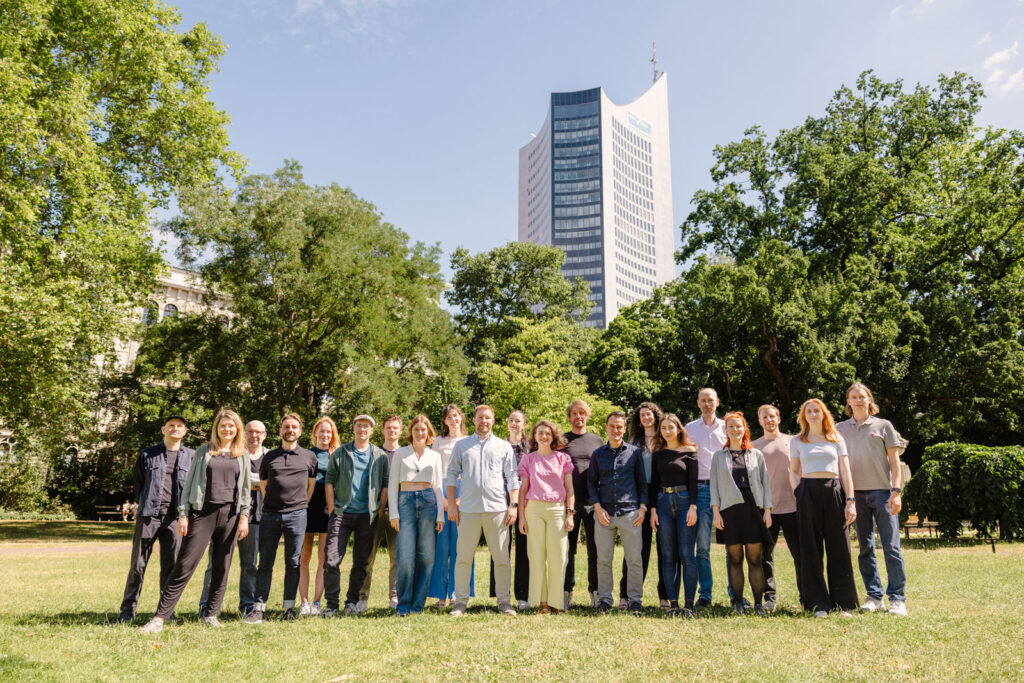 Ein Team schaut in die Kamera.